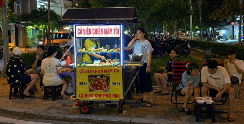 Tủ inox có bánh đẩy: dùng cho người bán có điểm đứng cố định, đóng mới từ 4-10 triệu tuỳ kích thước Tủ inox có bánh đẩy: dùng cho người bán có điểm đứng cố định, đóng mới từ 4-10 triệu tuỳ kích thước